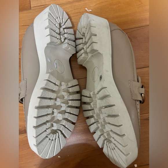 Tan chunky platform loafers with chain - Picture 3 of 3